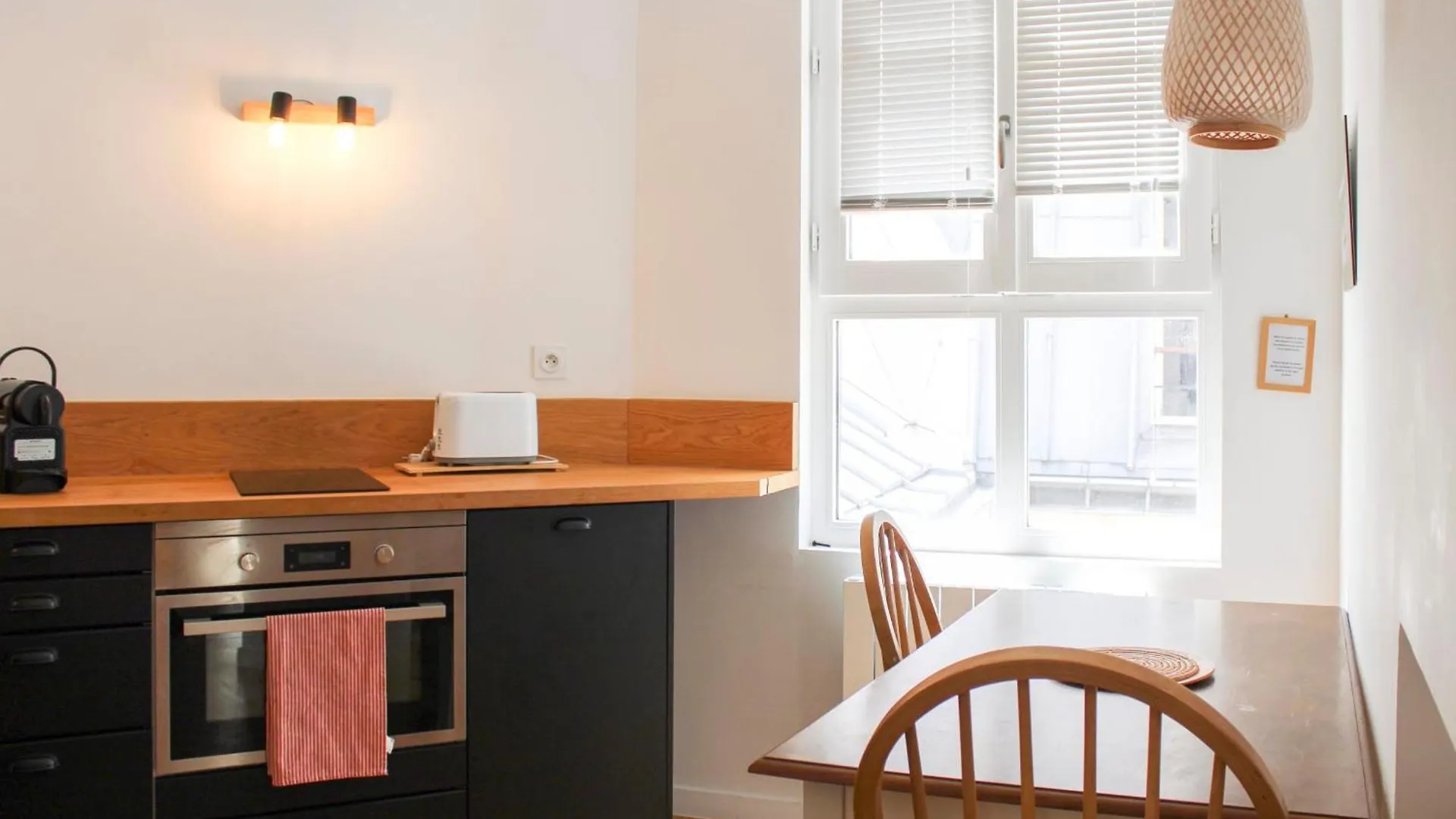 Beautiful Bright Apartment Near The Marais Paříž