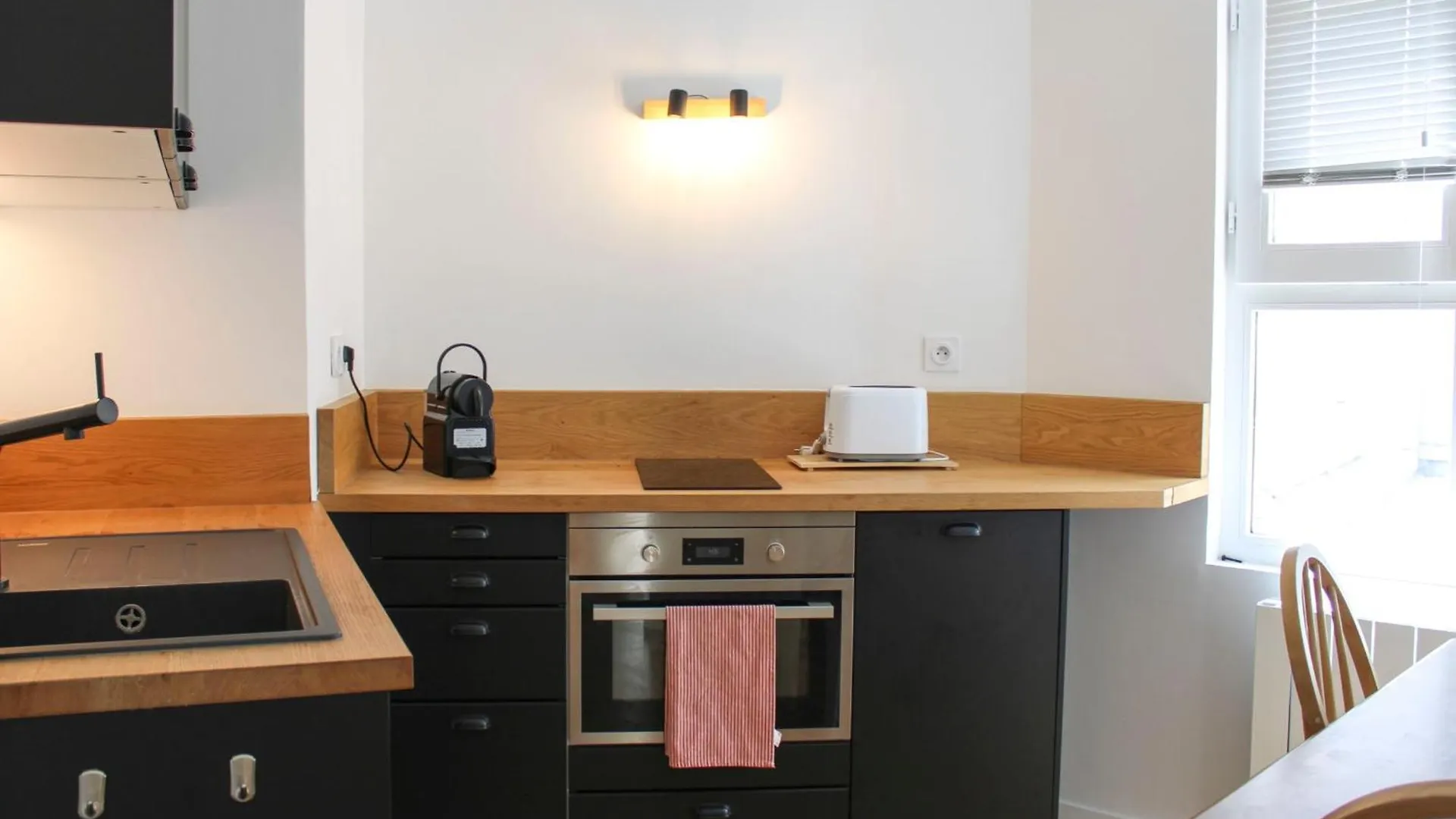 Beautiful Bright Apartment Near The Marais Paříž 0*,